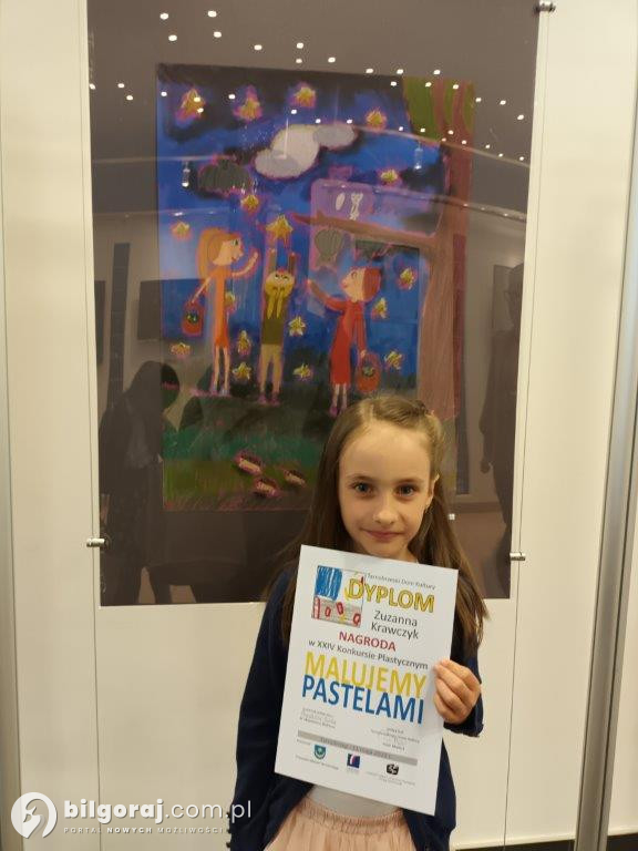 Księżycowe obrazy malowane pastelami