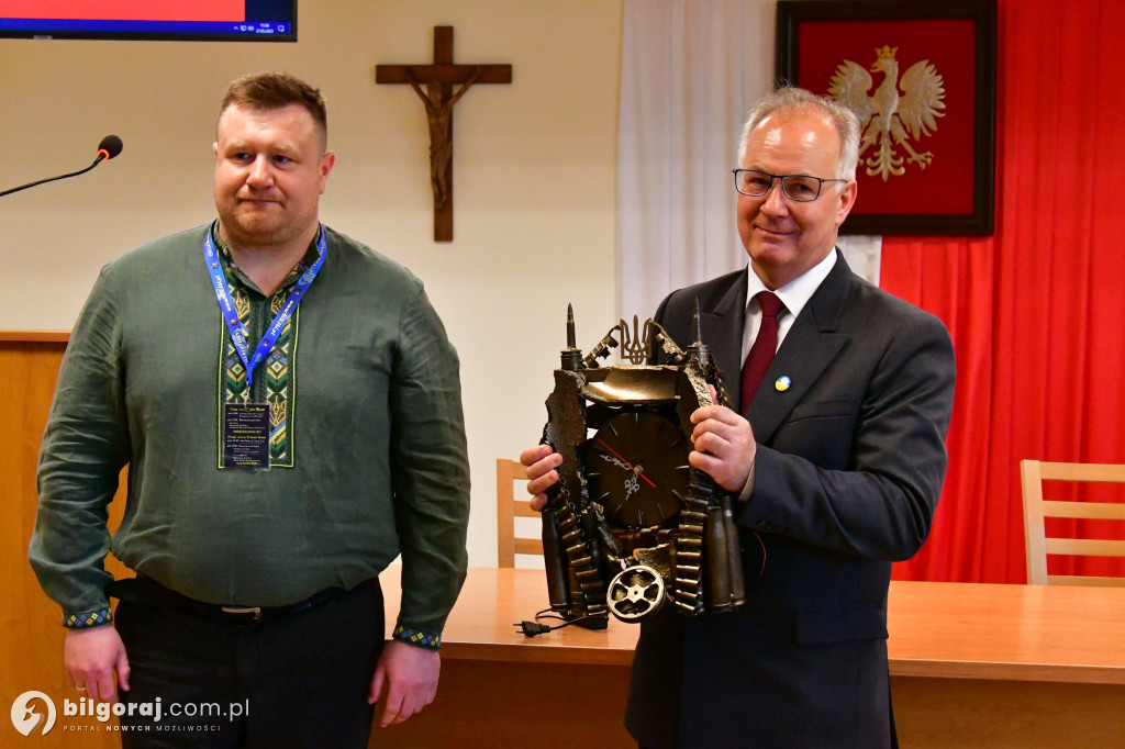 Niecodzienny prezent od ukraińskiej delegacji dla burmistrza Biłgoraja