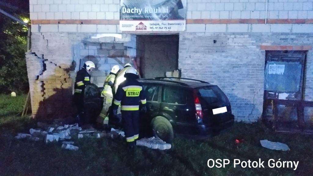 Pijany kierowca Forda wjechał w budynek