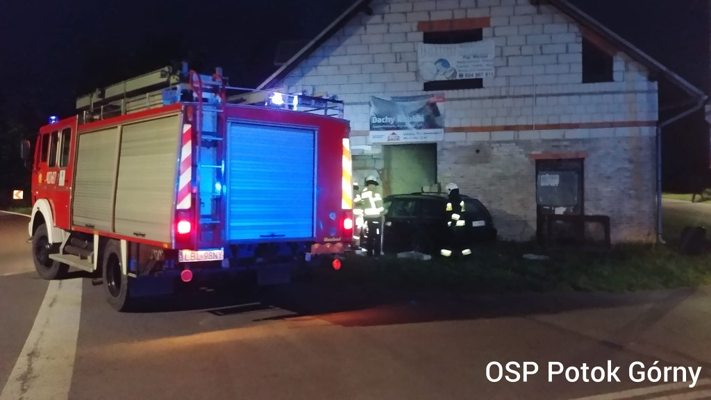 Pijany kierowca Forda wjechał w budynek