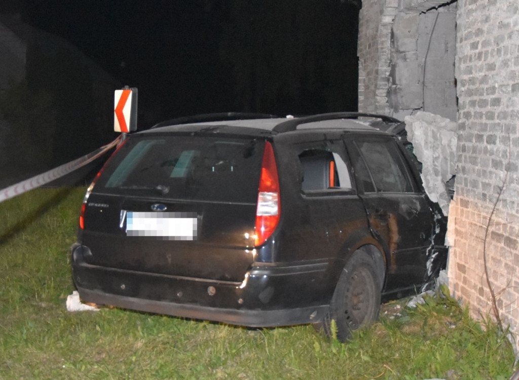 Pijany kierowca Forda wjechał w budynek