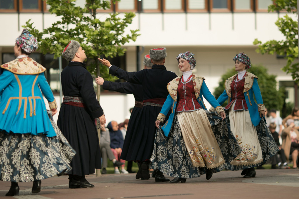 Polonez w wykonaniu Grupy Folklorystycznej 