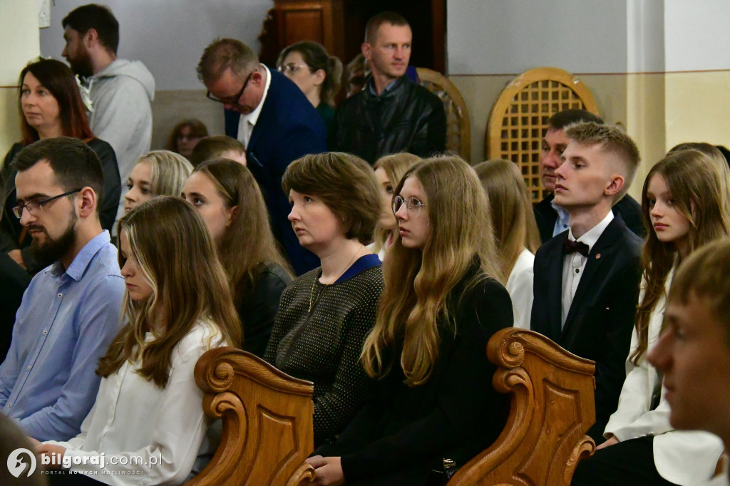 Biłgoraj. Bierzmowanie młodzieży w kościele św. Jerzego