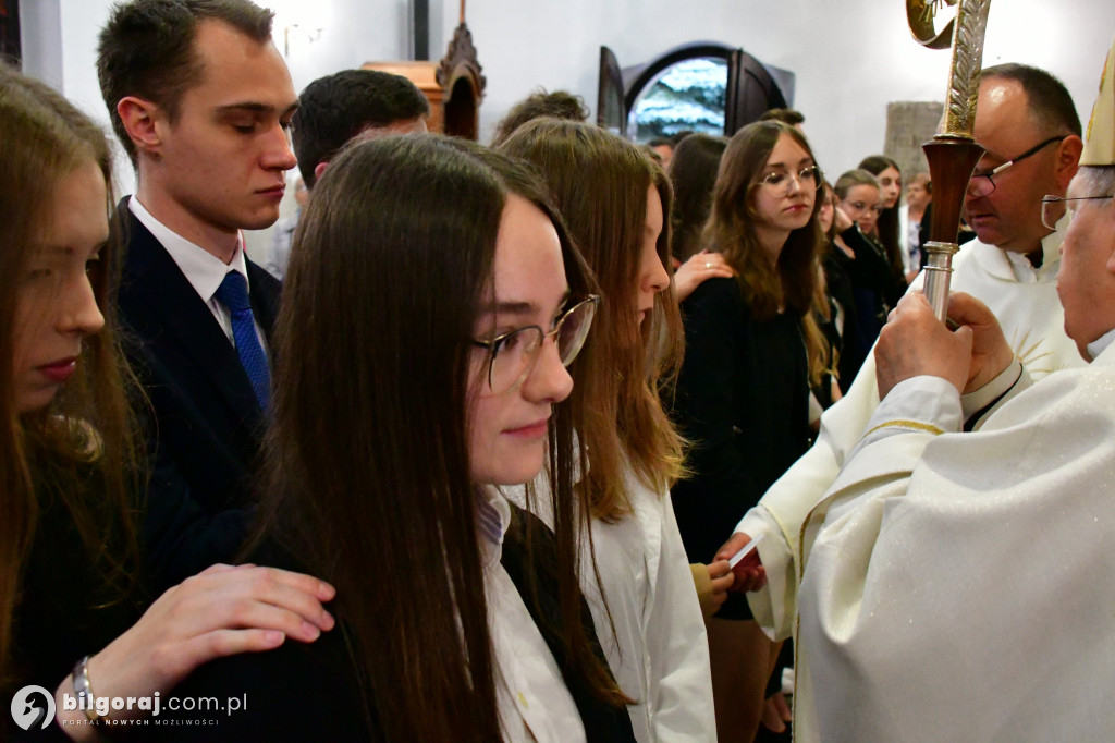 Biłgoraj. Bierzmowanie młodzieży w kościele św. Jerzego