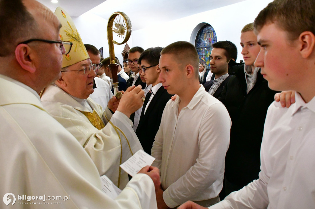 Biłgoraj. Bierzmowanie młodzieży w kościele św. Jerzego