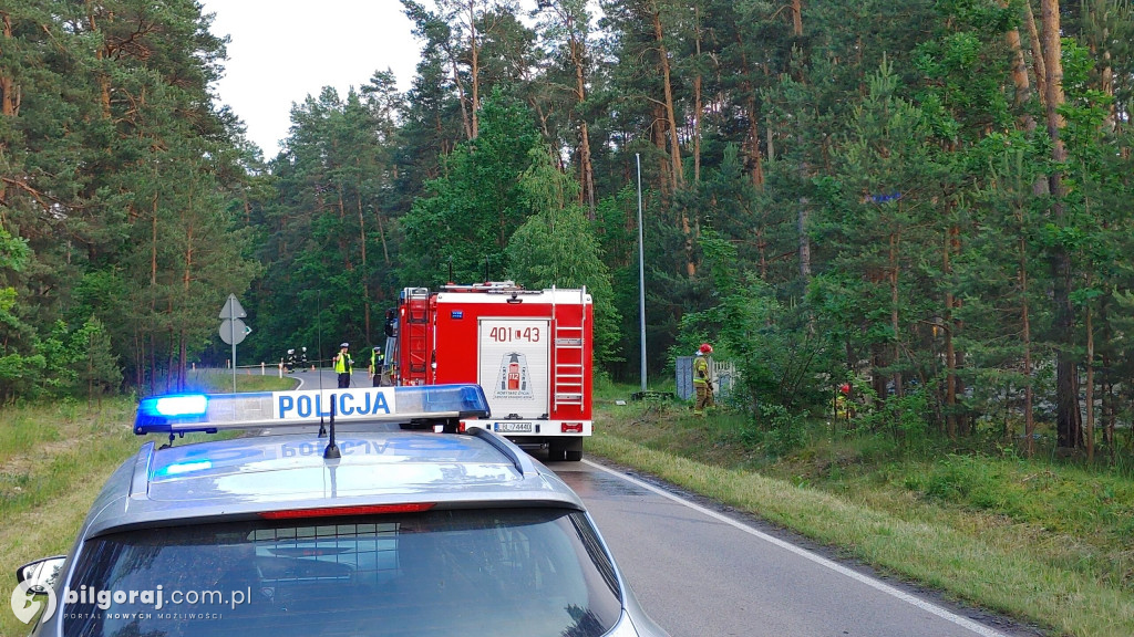 Śmiertleny wypadek. Auto wypadło z drogi i dachowało. Interweniowało pogotowie lotnicze