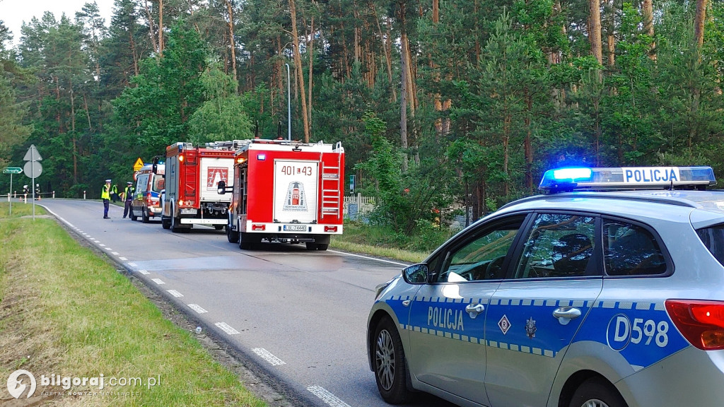 Śmiertleny wypadek. Auto wypadło z drogi i dachowało. Interweniowało pogotowie lotnicze