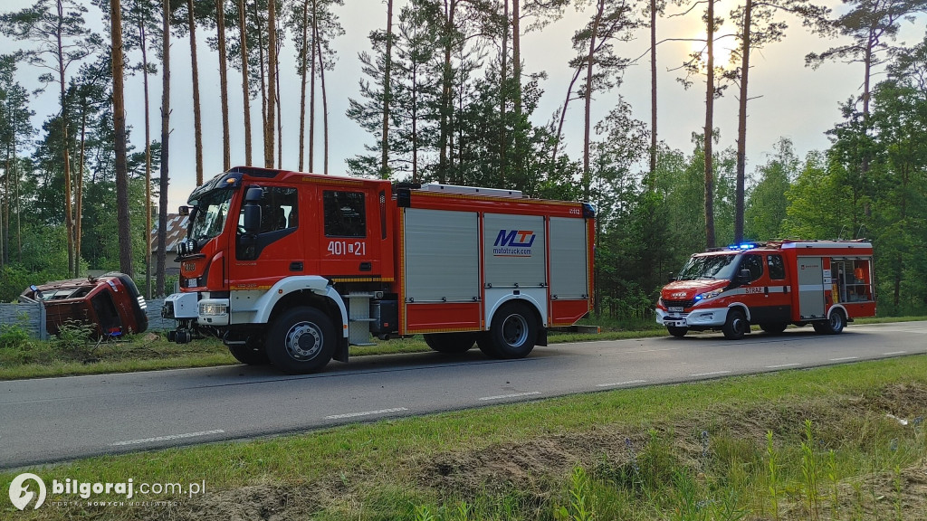 Śmiertleny wypadek. Auto wypadło z drogi i dachowało. Interweniowało pogotowie lotnicze