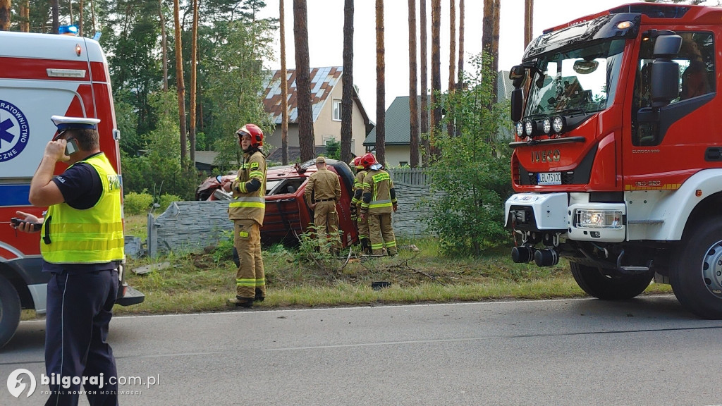 Śmiertleny wypadek. Auto wypadło z drogi i dachowało. Interweniowało pogotowie lotnicze