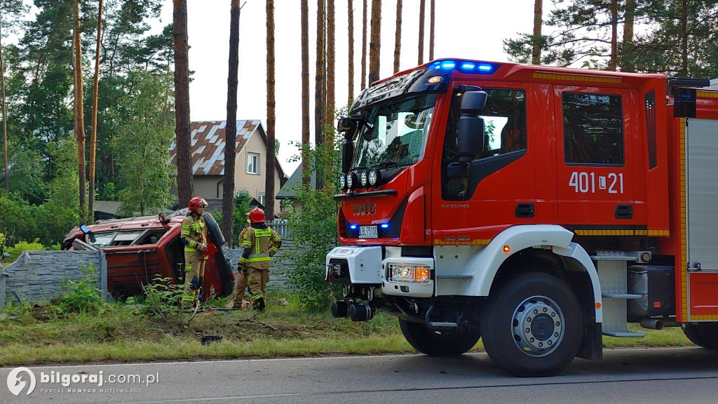 Śmiertleny wypadek. Auto wypadło z drogi i dachowało. Interweniowało pogotowie lotnicze