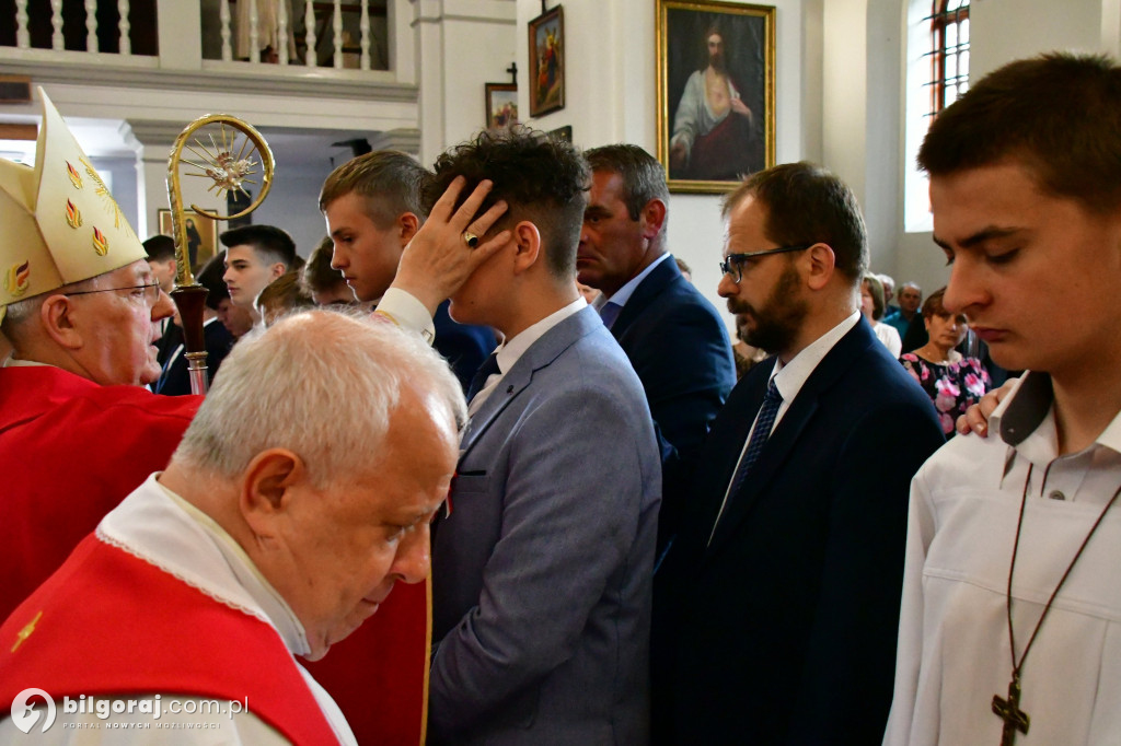 Bierzmowanie młodzieży w Luchowie Dolnym