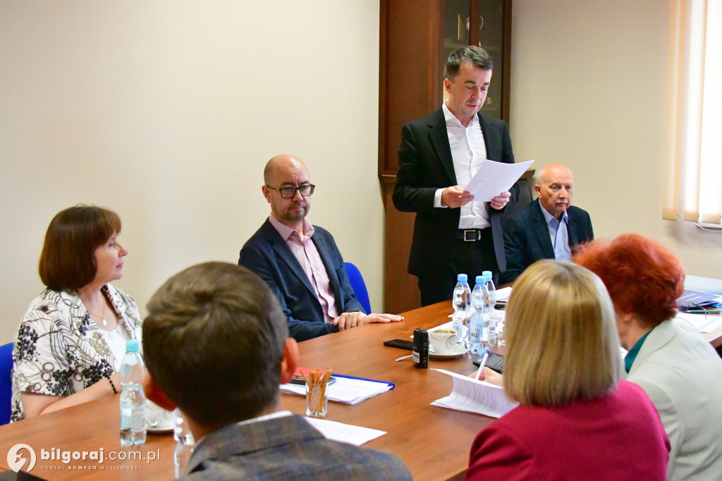Jest dyrektor Młodzieżowego Domu Kultury w Biłgoraju