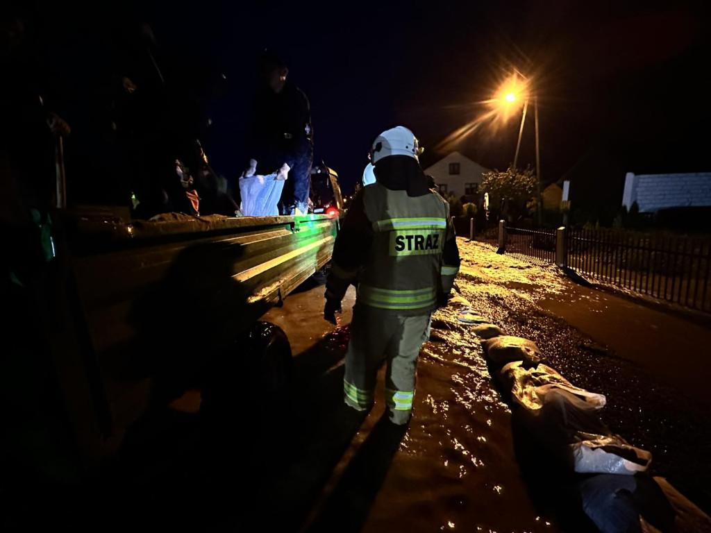 Obraz po ulewie. Podtopione domy, zalane posesje i ulice