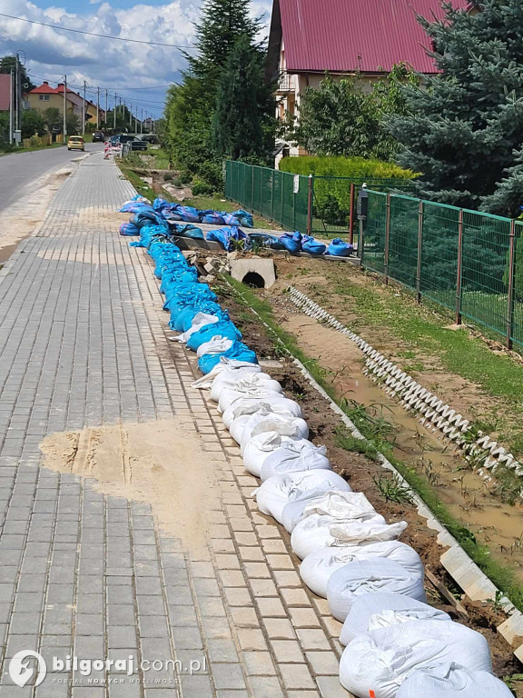 Woda po wczorajszej ulewie wypadła. Tak wyglądają podtopione tereny