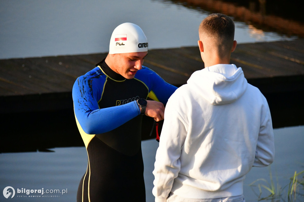 Wystartował. Damian Błaszczayk chce przepłynąc 50 km. Charytatywnie