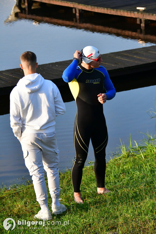 Wystartował. Damian Błaszczayk chce przepłynąc 50 km. Charytatywnie