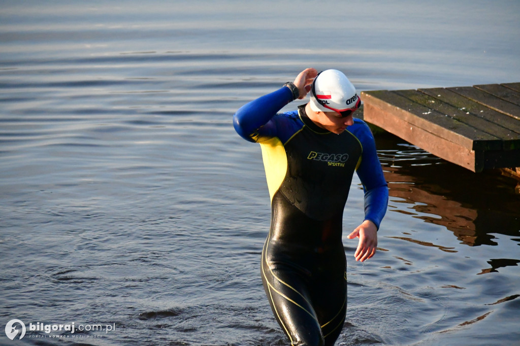 Wystartował. Damian Błaszczayk chce przepłynąc 50 km. Charytatywnie