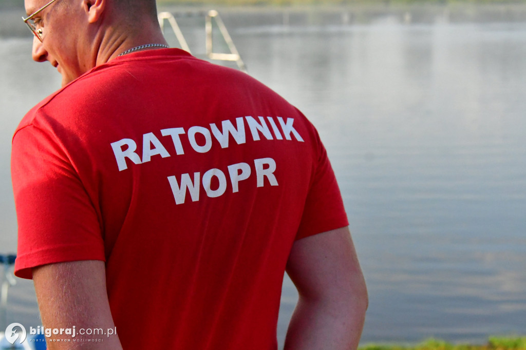 Wystartował. Damian Błaszczayk chce przepłynąc 50 km. Charytatywnie