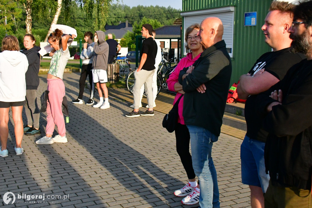 Wystartował. Damian Błaszczayk chce przepłynąc 50 km. Charytatywnie