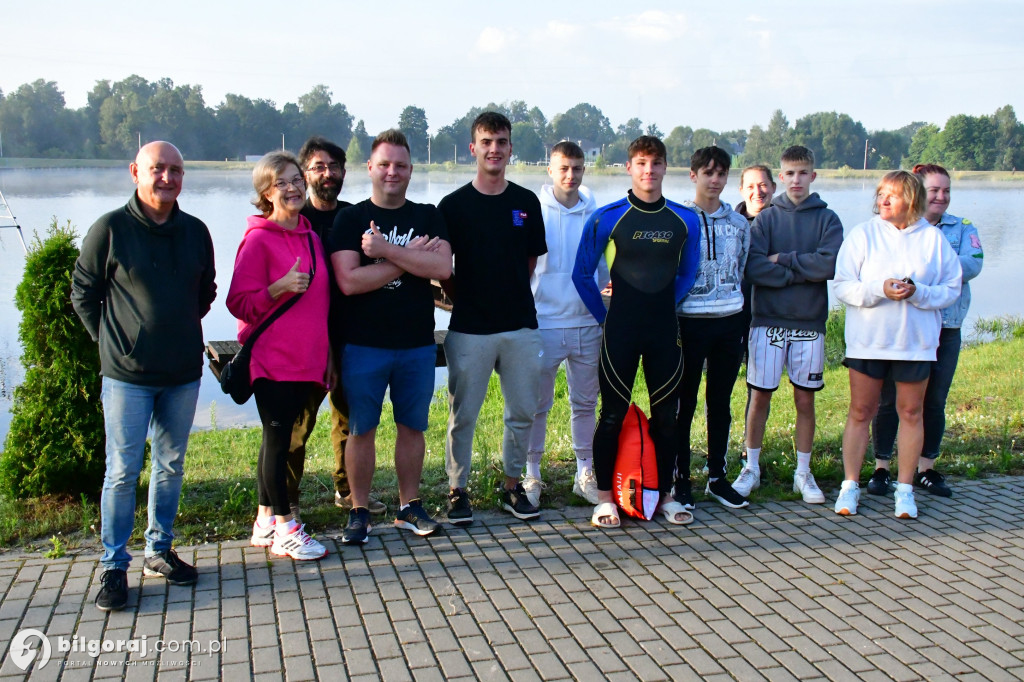 Wystartował. Damian Błaszczayk chce przepłynąc 50 km. Charytatywnie