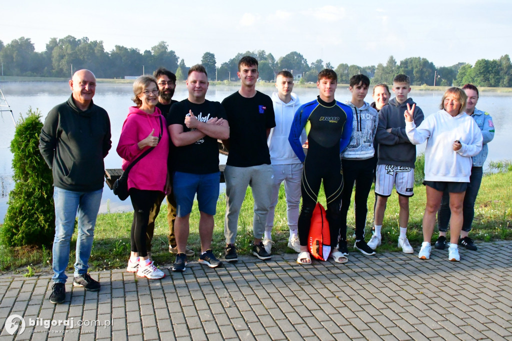 Wystartował. Damian Błaszczayk chce przepłynąc 50 km. Charytatywnie