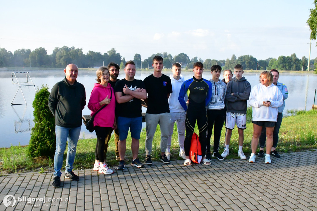 Wystartował. Damian Błaszczayk chce przepłynąc 50 km. Charytatywnie