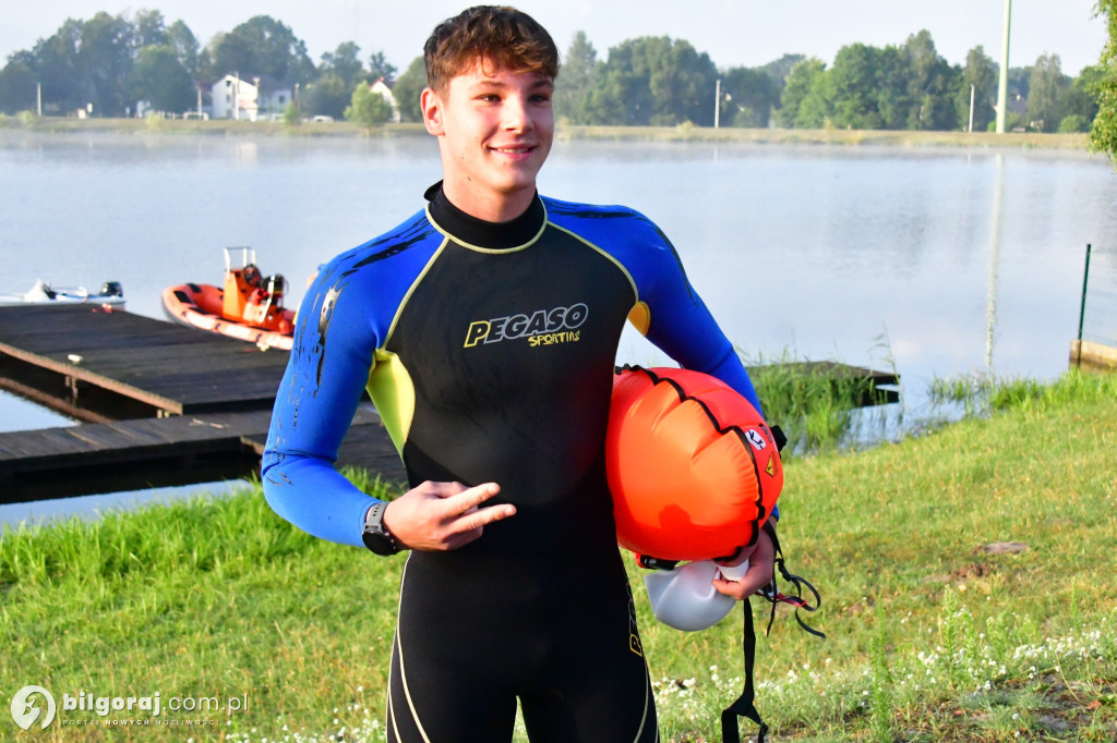 Wystartował. Damian Błaszczayk chce przepłynąc 50 km. Charytatywnie
