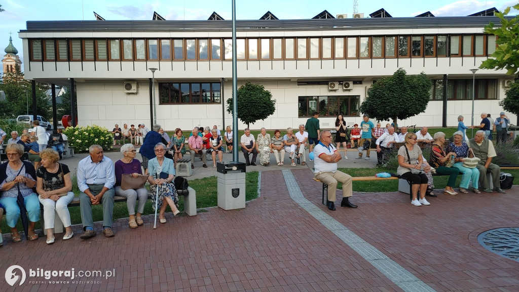 Seniorzy rozruszali centrum Biłgoraja