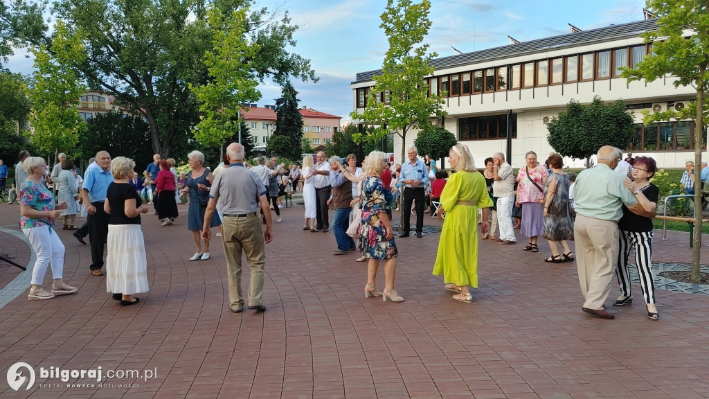 Seniorzy rozruszali centrum Biłgoraja