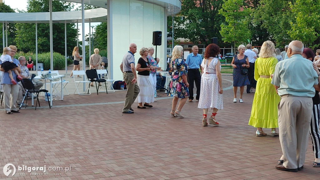 Seniorzy rozruszali centrum Biłgoraja