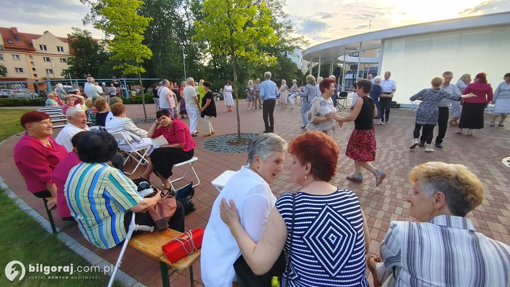Seniorzy rozruszali centrum Biłgoraja