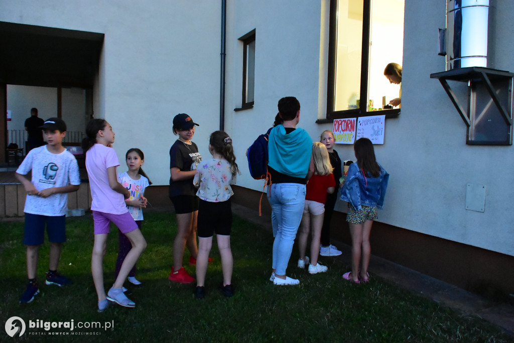 Kino plenerowe przy kościele Jana Pawła II w Biłgoraju