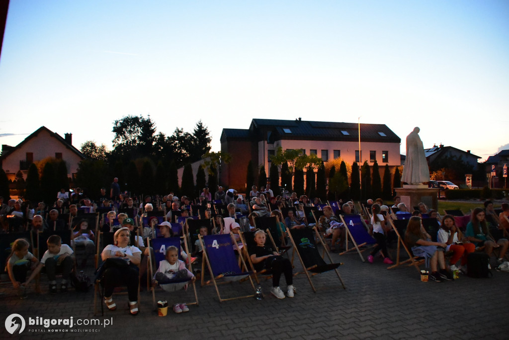 Kino plenerowe przy kościele Jana Pawła II w Biłgoraju