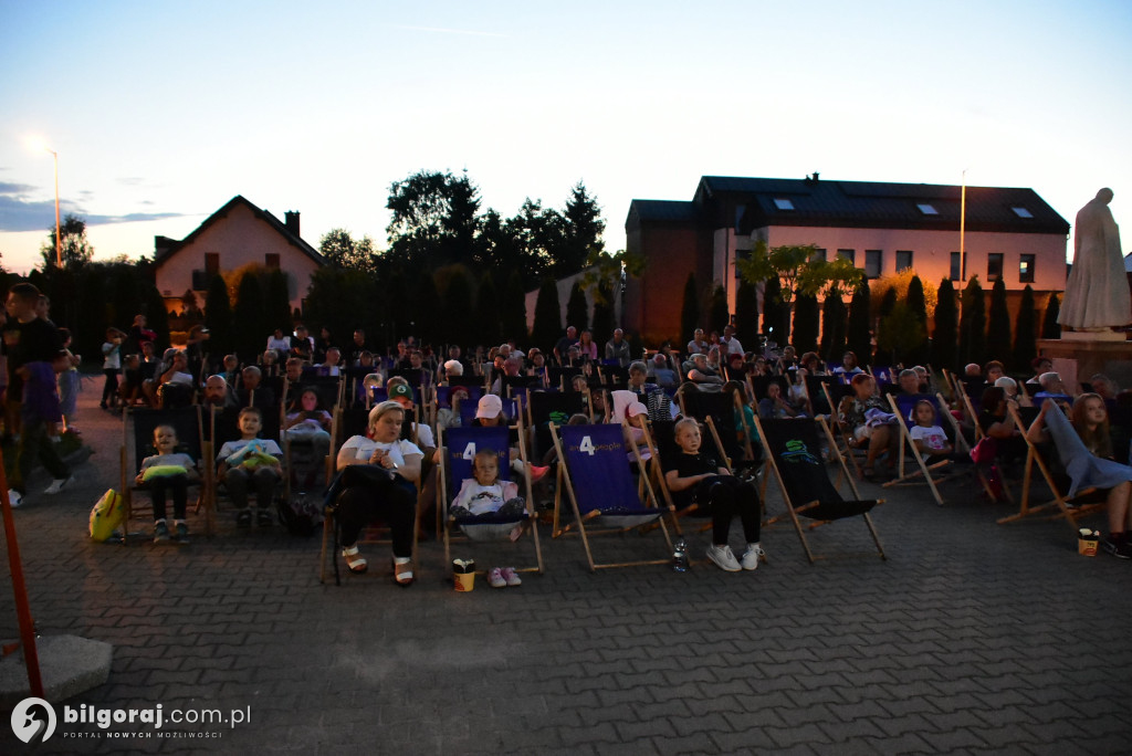 Kino plenerowe przy kościele Jana Pawła II w Biłgoraju