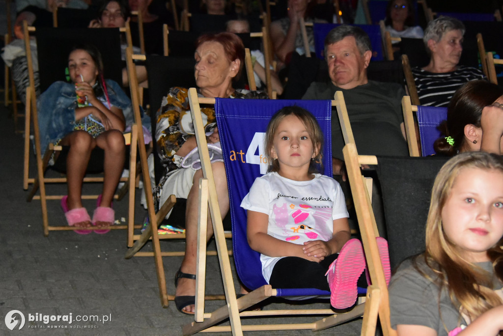 Kino plenerowe przy kościele Jana Pawła II w Biłgoraju