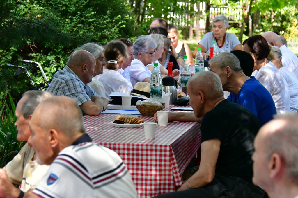Z pieśnią patriotyczną w tle. Niezwykły piknik w DPS dla Kombatantów