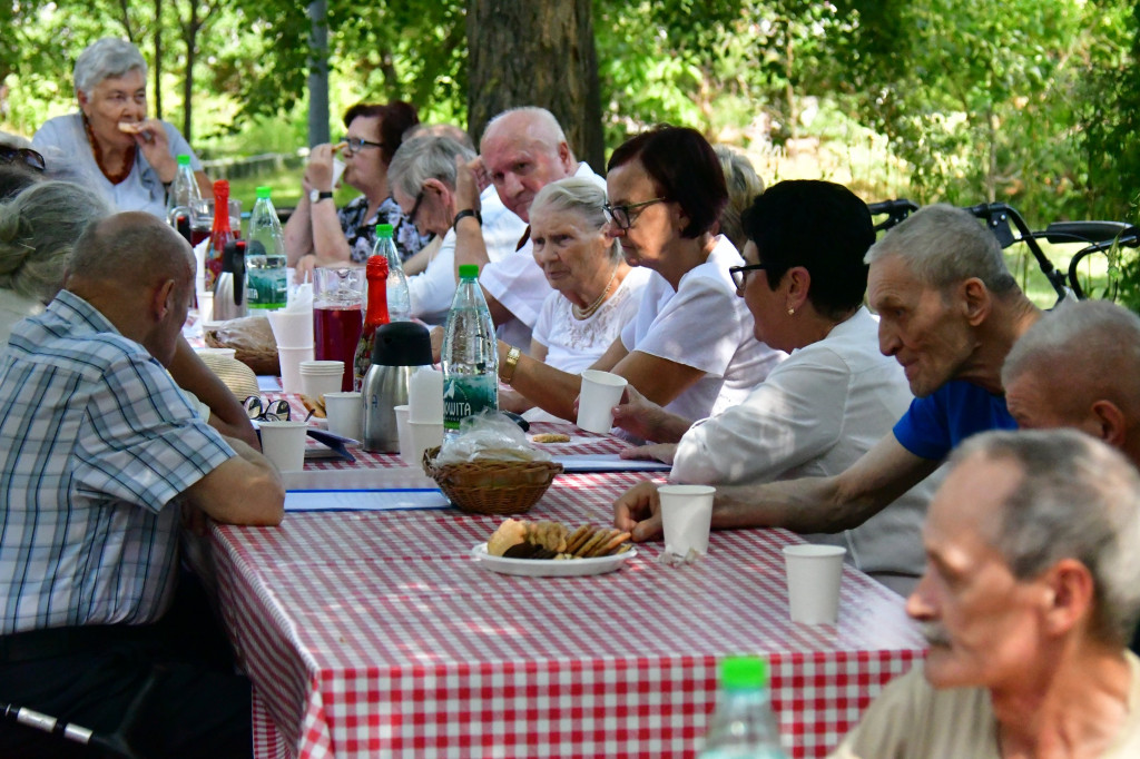 Z pieśnią patriotyczną w tle. Niezwykły piknik w DPS dla Kombatantów
