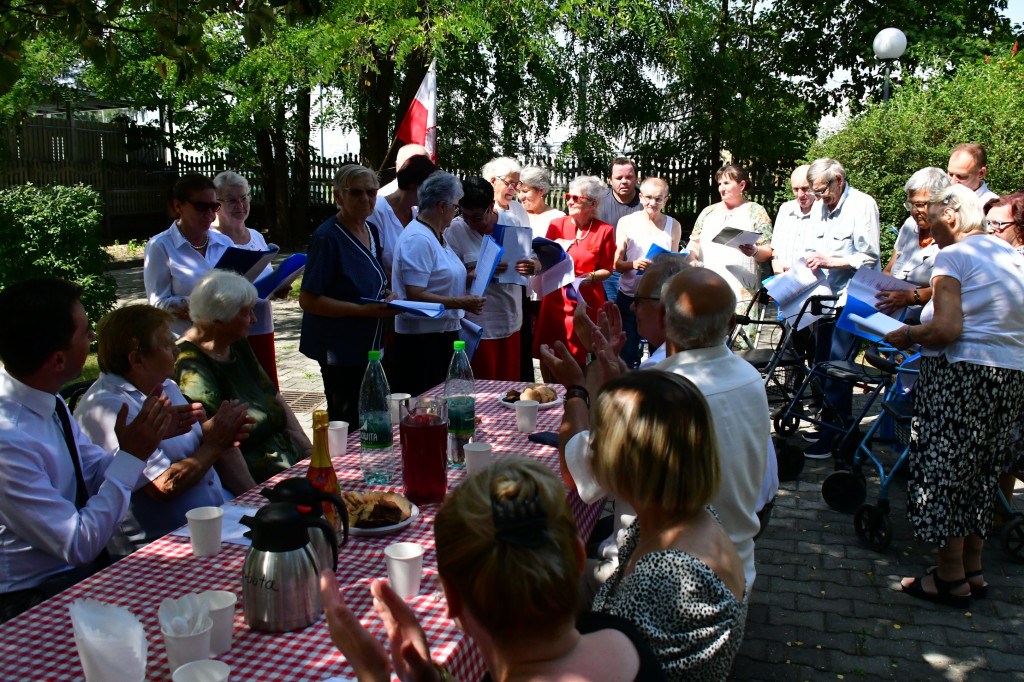 Z pieśnią patriotyczną w tle. Niezwykły piknik w DPS dla Kombatantów
