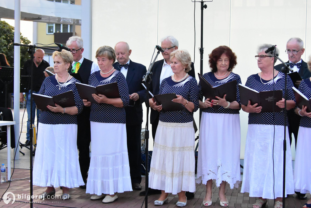 To był ostatni wieczór przy fontannie