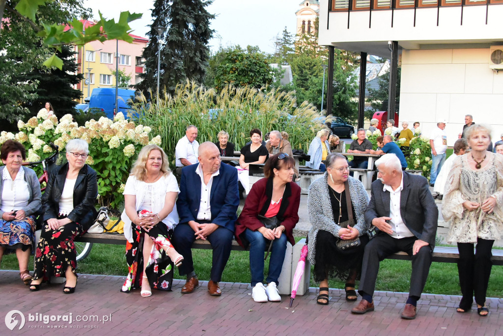 To był ostatni wieczór przy fontannie