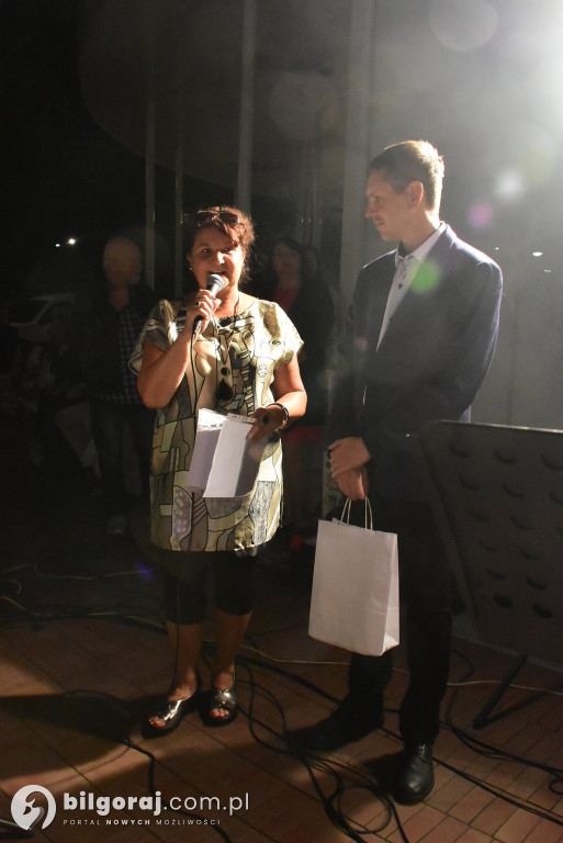 To był ostatni wieczór przy fontannie