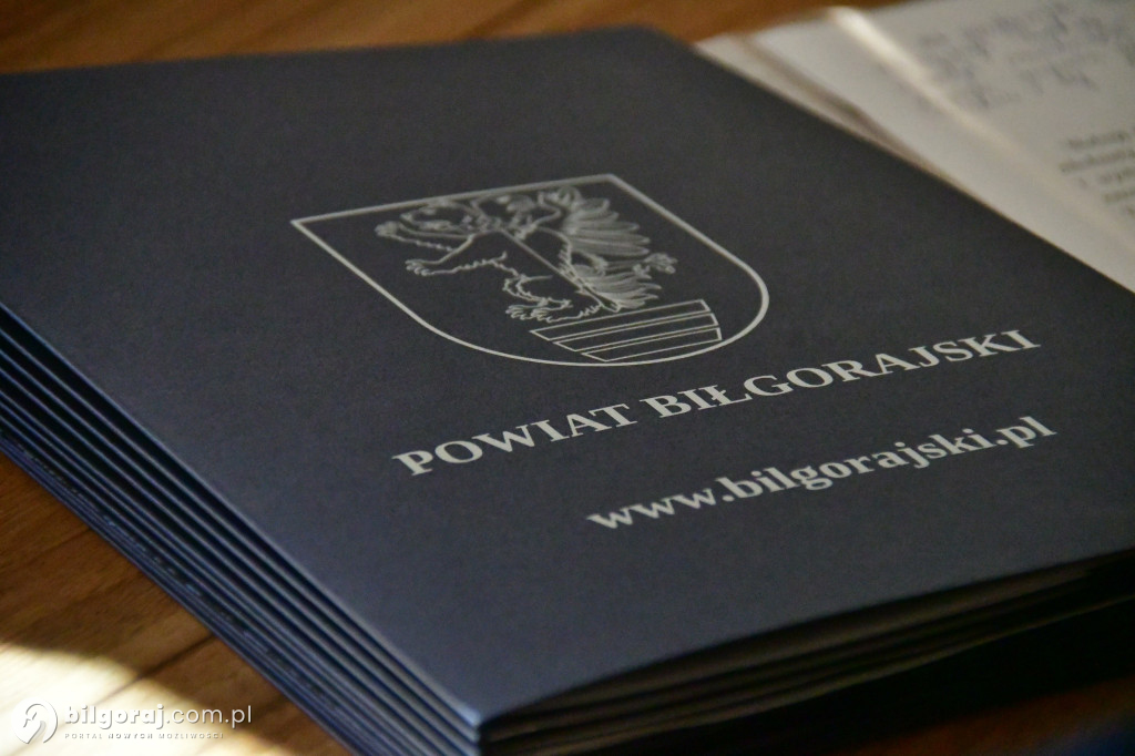 Nauczyciele odebrali mianowania z rąk starosty. Wcześniej zdali egzamin