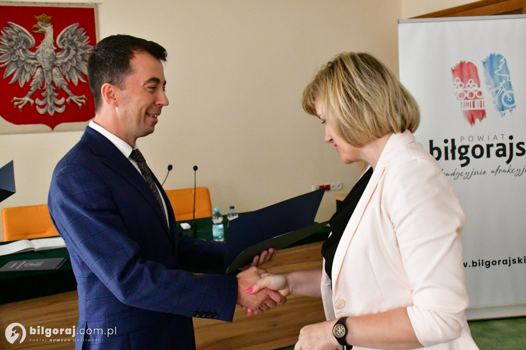 Nauczyciele odebrali mianowania z rąk starosty. Wcześniej zdali egzamin
