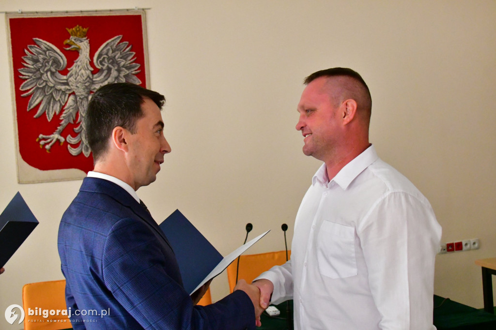 Nauczyciele odebrali mianowania z rąk starosty. Wcześniej zdali egzamin