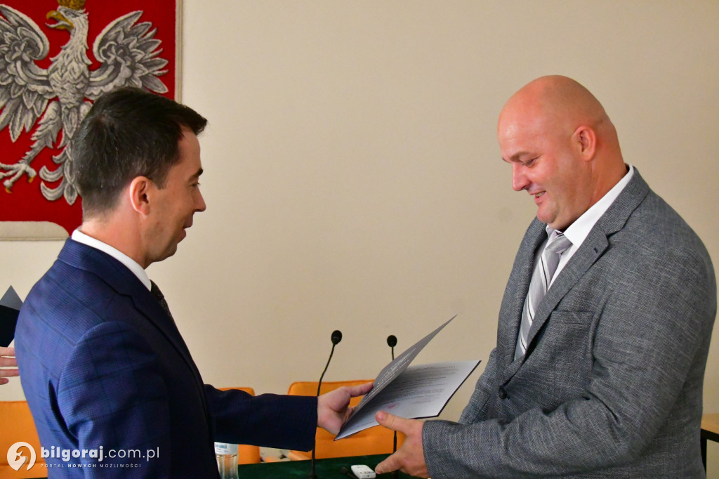 Nauczyciele odebrali mianowania z rąk starosty. Wcześniej zdali egzamin