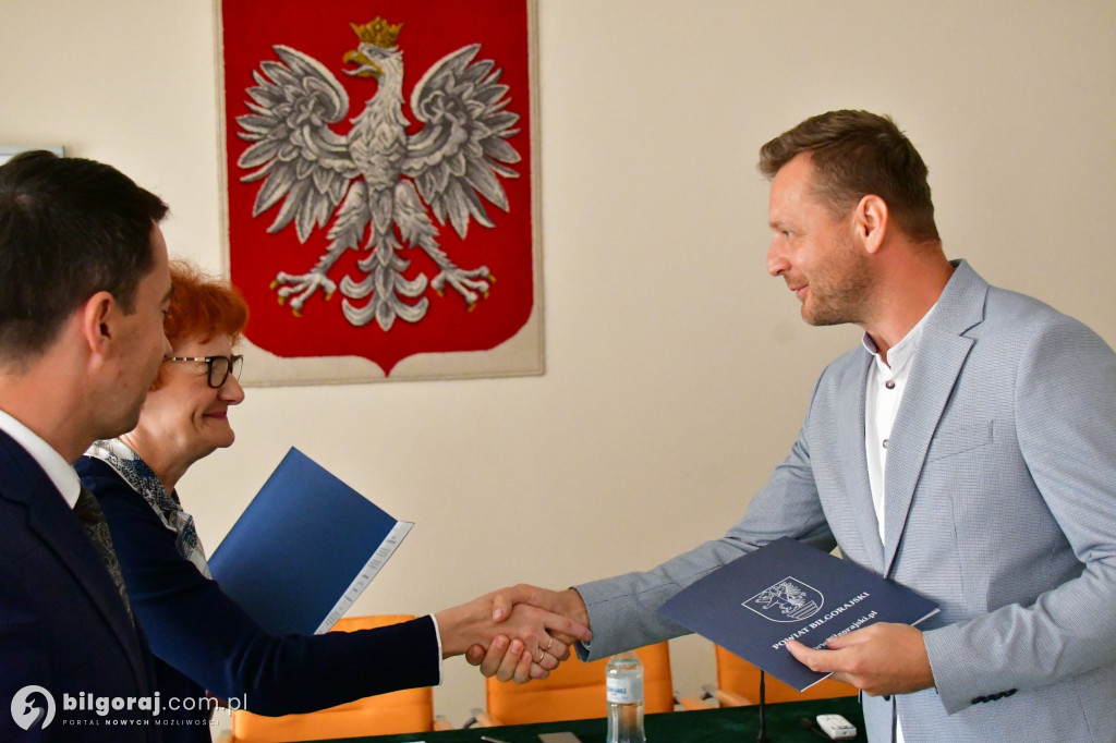 Nauczyciele odebrali mianowania z rąk starosty. Wcześniej zdali egzamin