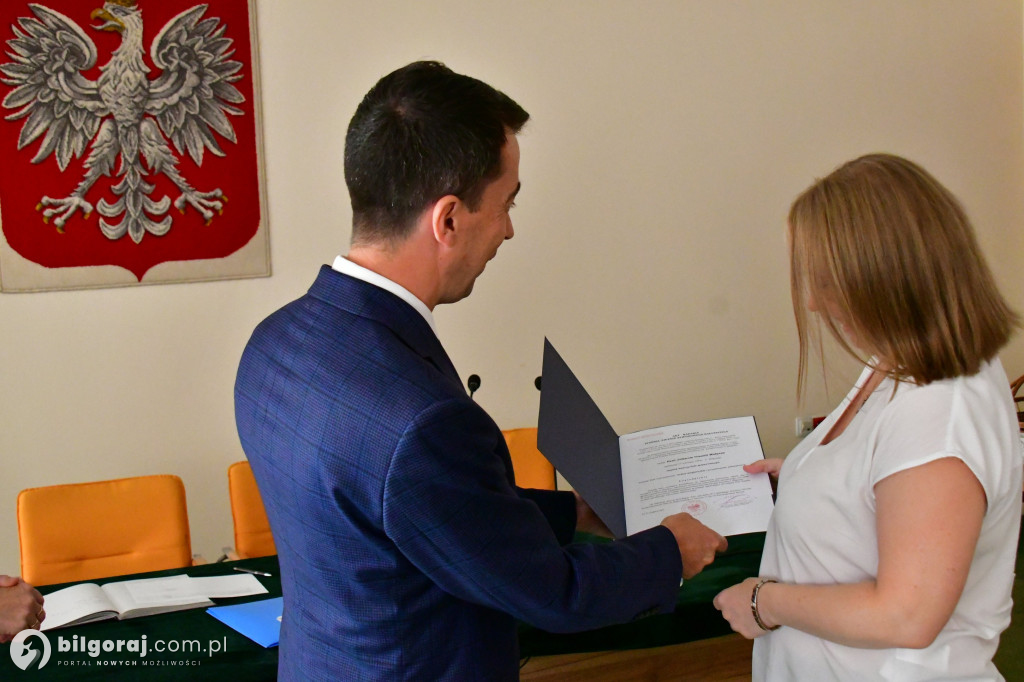 Nauczyciele odebrali mianowania z rąk starosty. Wcześniej zdali egzamin