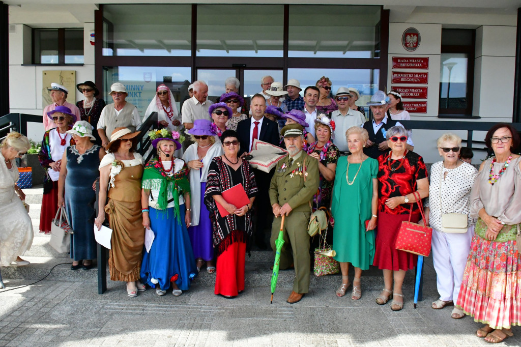 Seniorzy przejęli Biłgoraj. Od burmistrza otrzymali klucz do miasta