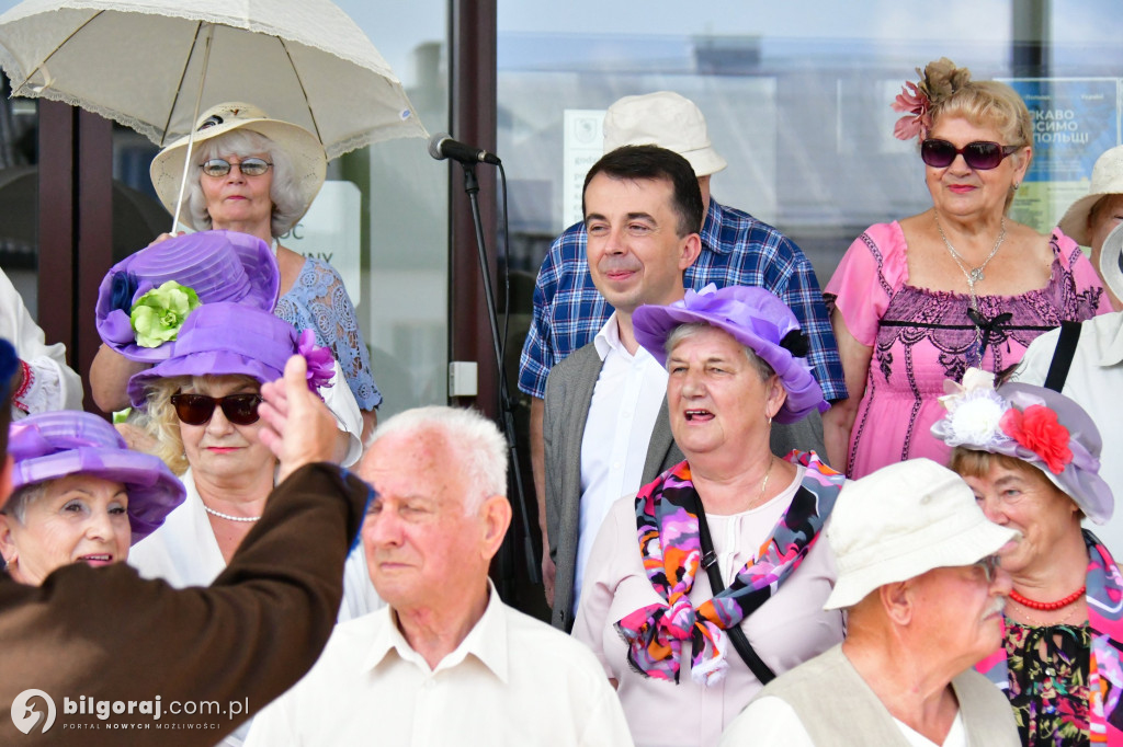 Seniorzy przejęli Biłgoraj. Od burmistrza otrzymali klucz do miasta