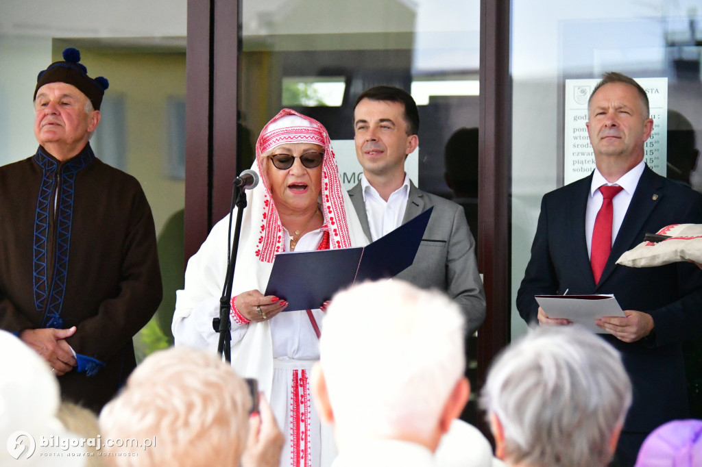 Seniorzy przejęli Biłgoraj. Od burmistrza otrzymali klucz do miasta